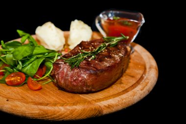 patates, salata ve ketçap ızgara biftek