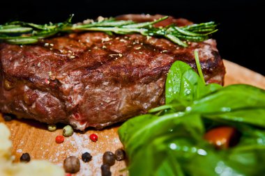 patates, salata ve ketçap ızgara biftek