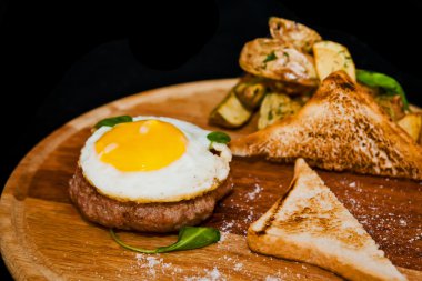 omlet patates kızartması ve tost ile et