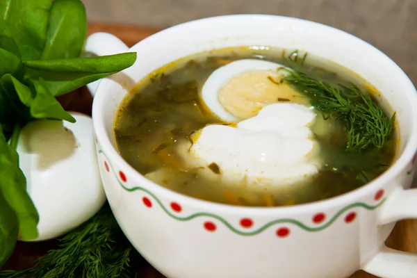 Zuppa con acetosa, ortiche e uova — Foto Stock