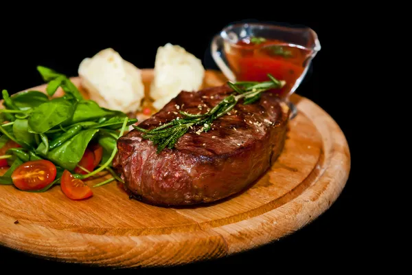 Bistecca alla griglia con patate, insalata e ketchup — Foto Stock