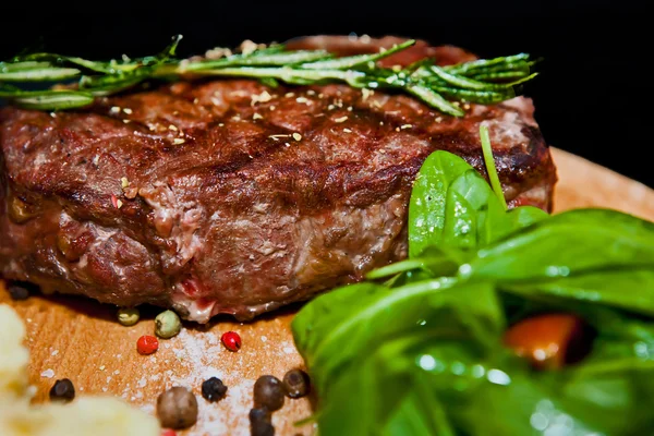 Gegrilde steak met aardappelen, salade en ketchup — Stockfoto