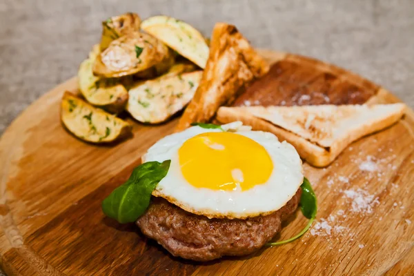 Roerei op vlees met gebakken aardappelen en toast — Stockfoto