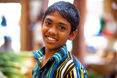 sri Lankalı çocuğun yerel pazara poz