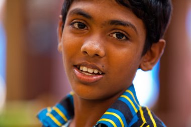 sri Lankalı çocuğun yerel pazara poz