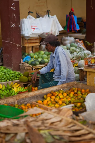 Vendedor en el mercado local en Sri Lanka - 2 de abril de 2014 — Foto de Stock