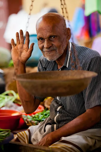 Seller on local market in Sri Lanka - April 2, 2014 — Stock Photo, Image