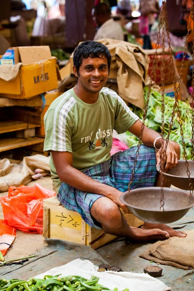 Säljaren på lokala marknaden i sri lanka - den 2 april, 2014 — Stockfoto