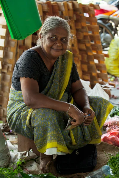 Venditore sul mercato locale in Sri Lanka - 2 aprile 2014 — Foto Stock