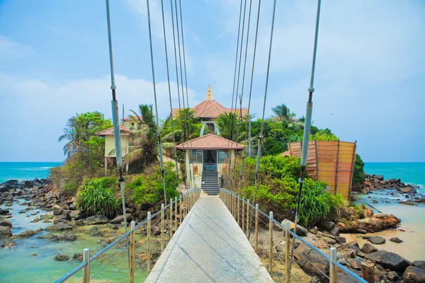 Ilha com templo budista Parey Duwa em Matara, Sri Lanka — Fotografia de Stock