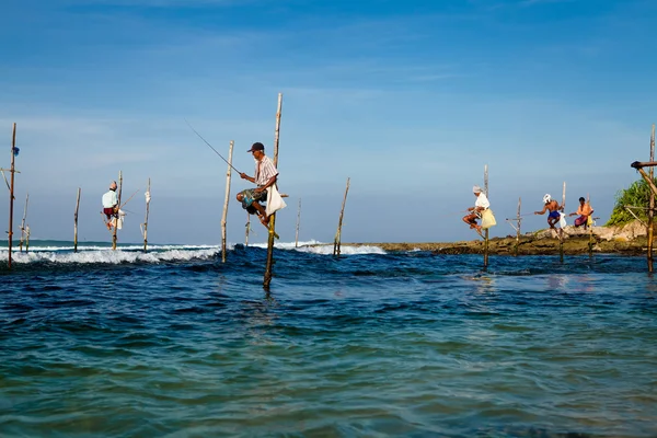 Pêcheur traditionnel sri-lankais bâton dans l'océan Indien — Photo