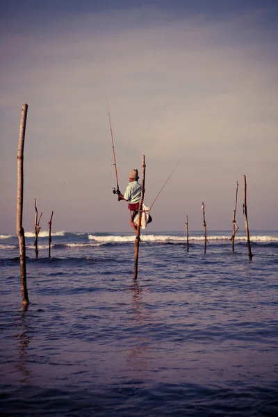 Sri Lanka pescador tradicional em pau no oceano Índico — Fotografia de Stock