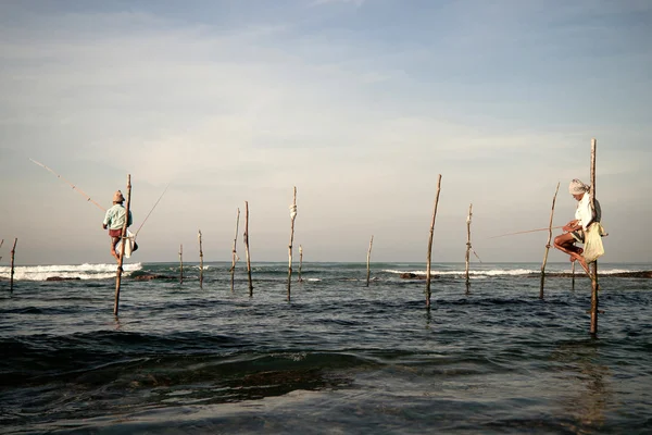 Sri Lanka pescador tradicional em pau no oceano Índico — Fotografia de Stock