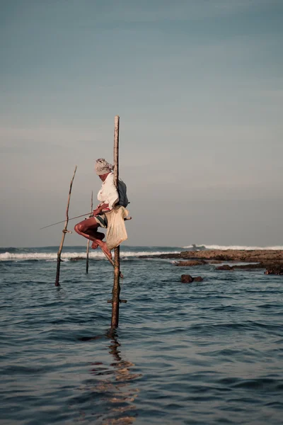 Sri Lanka traditioneller Fischer am Stock im Indischen Ozean — Stockfoto