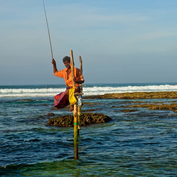 Pêcheur traditionnel sri-lankais bâton dans l'océan Indien — Photo