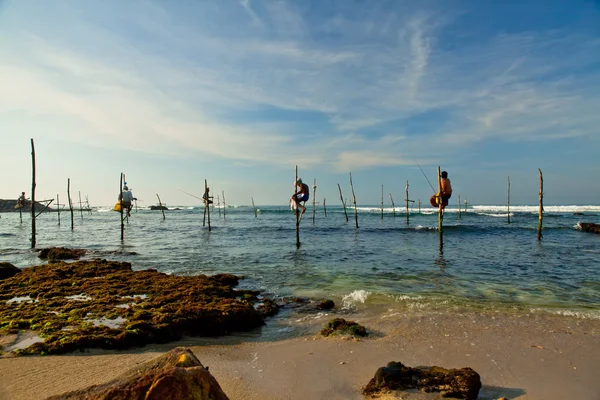 Sri Lanka pescador tradicional em pau no oceano Índico — Fotografia de Stock