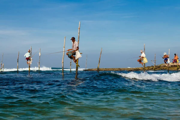 Sri Lanka pescador tradicional em pau no oceano Índico — Fotografia de Stock