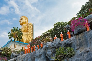 Altın için gidiş Budist keşiş heykeller buddha Tapınağı, dambulla, sri