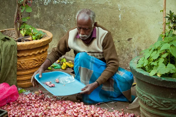 Seller of onions — Stock Photo, Image