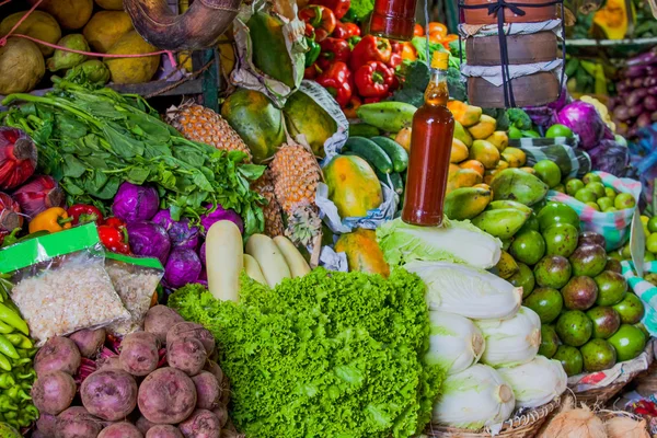 Olika frukter på lokala marknaden i sri lanka — Stockfoto