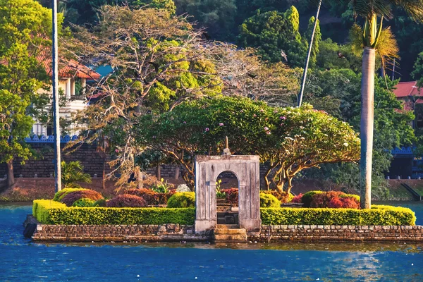 Small island with palm trees in the middle of Kandy lake — Stock Photo, Image