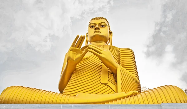 Büyük altın buddha heykeli — Stok fotoğraf