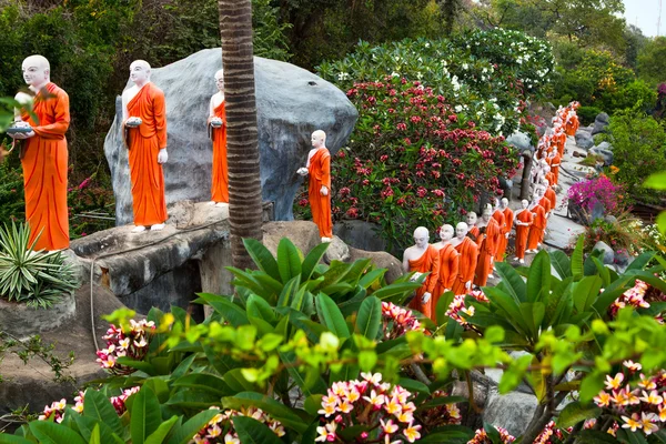 Estatuas monje budistas que van al templo de Buda de Oro, Dambulla, Sri —  Fotos de Stock