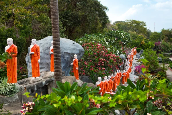 Estatuas monje budistas que van al templo de Buda de Oro, Dambulla, Sri — Foto de Stock