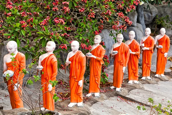 Statues de moines bouddhistes allant au temple Bouddha d'or, Dambulla, Sri — Photo