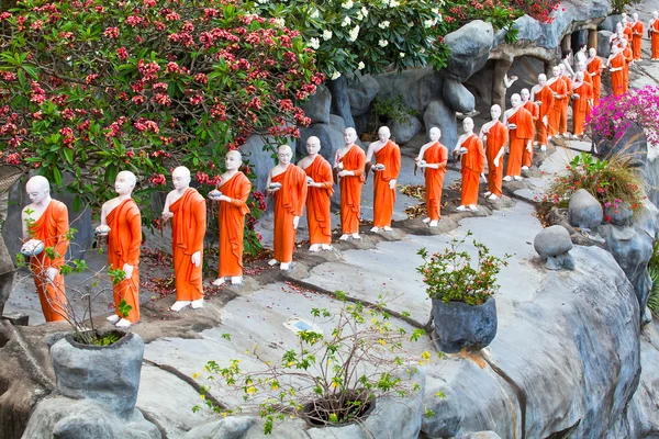 Buddhist monk statues going to Gold Buddha temple, Dambulla, Sri — Stock Photo, Image