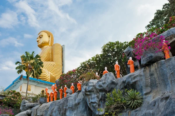 Estatuas monje budistas que van al templo de Buda de Oro, Dambulla, Sri — Foto de Stock