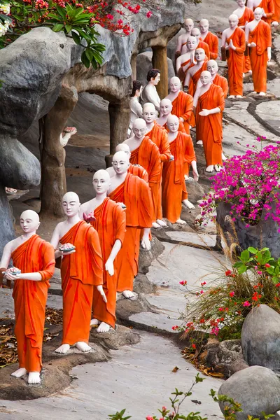 Estatuas monje budistas que van al templo de Buda de Oro, Dambulla, Sri — Foto de Stock