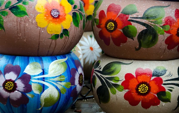 Meksykańskie kolorowe donice ceramiczne w warsztacie w San Diego — Zdjęcie stockowe
