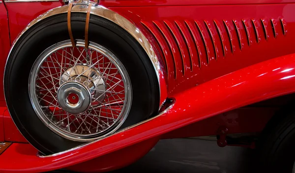 Neumático de repuesto en viejo coche deportivo rojo — Foto de Stock