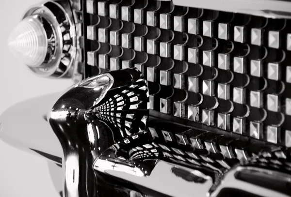 Parrilla cromada de coche clásico en blanco y negro — Foto de Stock
