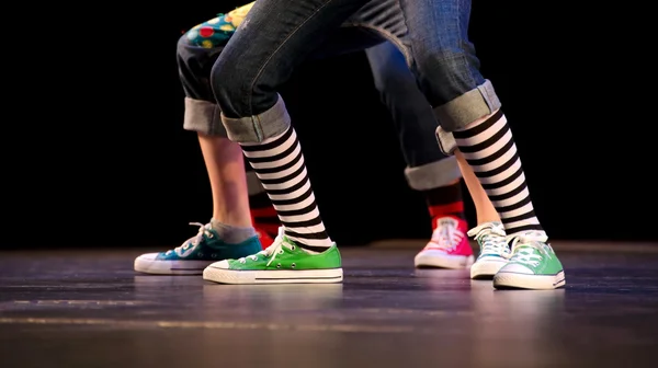 Ноги тріо хіп-хоп виконавця в барвистих кросівках — стокове фото