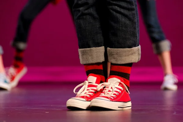 Ноги хіп-хоп виконавця в червоних кросівках — стокове фото