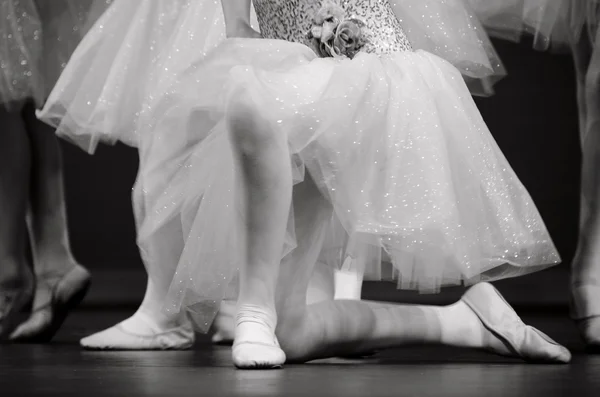 Los pies de la balerina que se queda sobre la rodilla — Foto de Stock