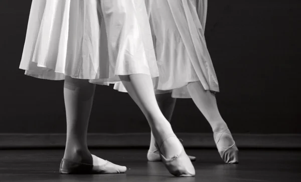 Feet of a duet of ballerinas on pointe in black and white — Stock Photo, Image
