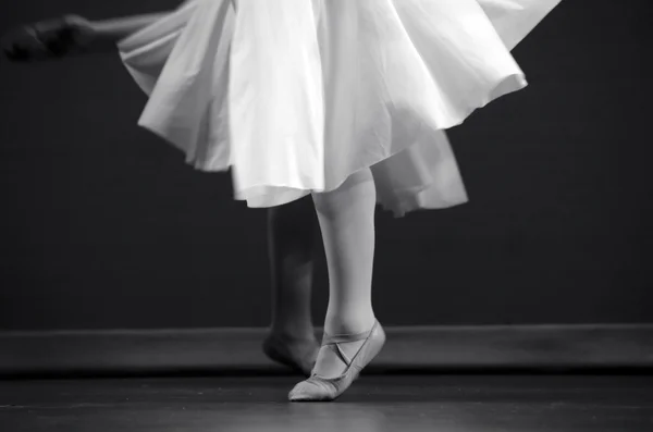 Dueto de bailarinas na ponta em preto e branco — Fotografia de Stock
