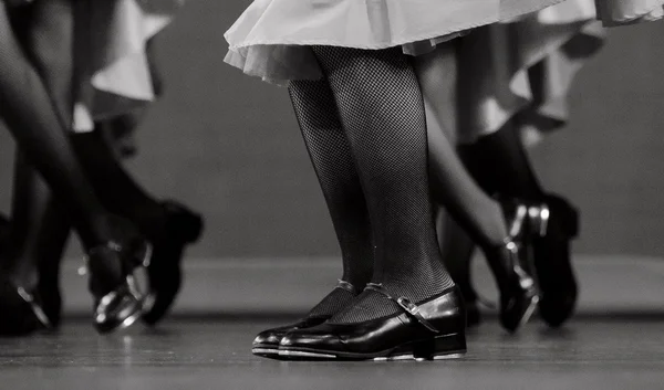 在经典黑色鞋和鱼网丝袜踢踏舞的腿 — 图库照片