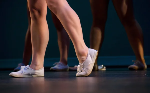Piernas de una bailarina de hip-hop en zapatillas blancas — Foto de Stock