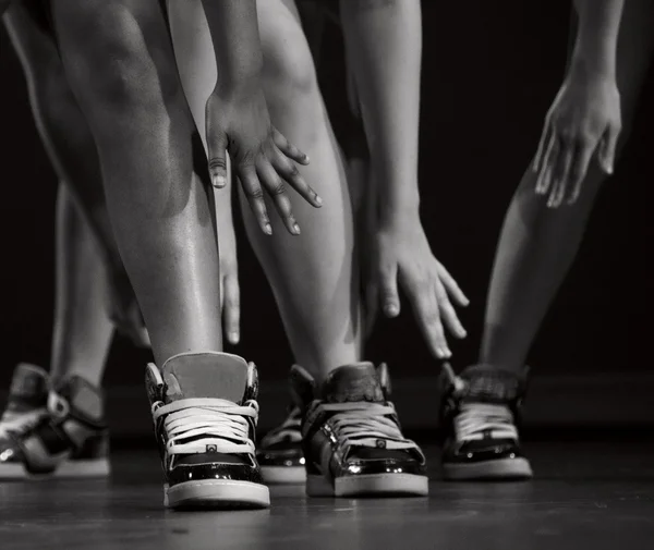 Ноги, щиколотки і руки хіп-хоп виконавців в крутих кросівках — стокове фото