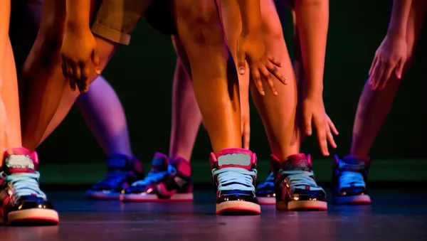 ayak, ayak bilekleri ve hip-hop sanatçıları renkli spor ayakkabı içinde silah