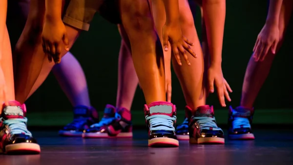 Ноги, щиколотки і руки хіп-хоп виконавців в барвистих кросівках Стокове Фото