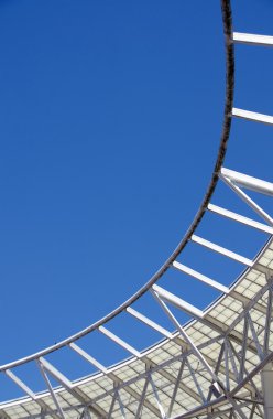 arka plan mavi gökyüzü ile beyaz metal İnşaat