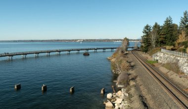 Fairhaven tarihi bölgesinde Taylor Rıhtımı yakınlarındaki kıyı şeridi demiryolu arkasında Kanada Sınır Tepeleri ile