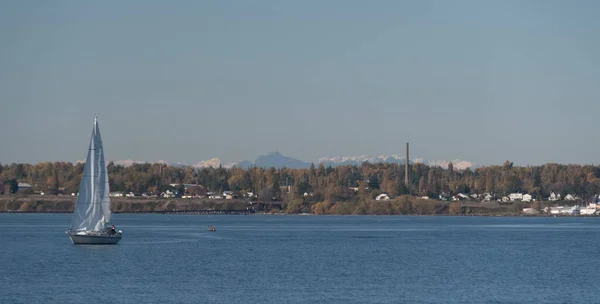 Sailing Bellingham Bay Canadian Border Peaks Background — Stock Photo, Image