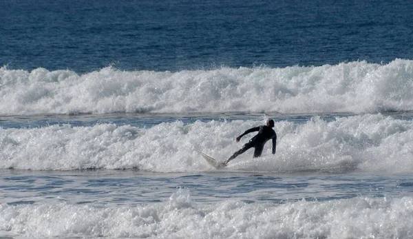 サーファーが太平洋で大きな波を走らせる12月の休日の間 クリスタル ピアの近くで サンディエゴ — ストック写真