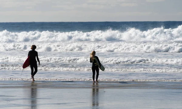 Surfers Couple Watching Waves Pacific Beach Crystal Pier San Diego — Stockfoto